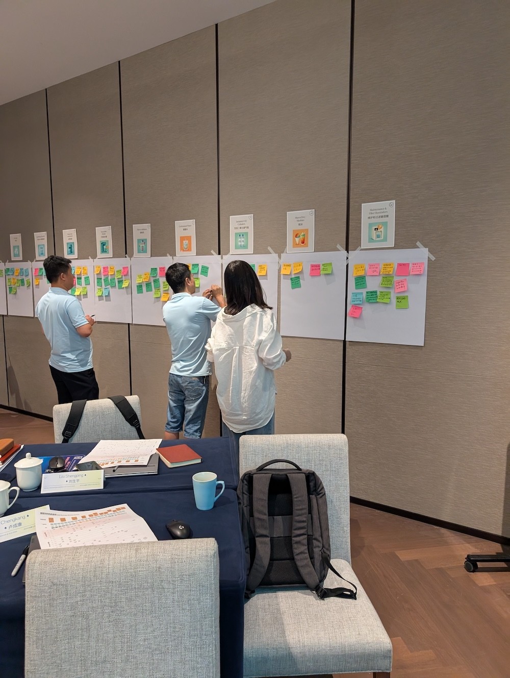 Bilingual innovation workshop with collaborative synthesis and sticky-note mapping